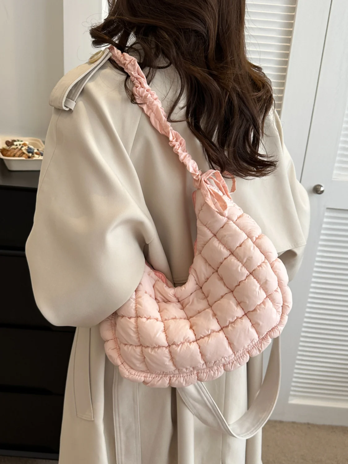 Bubble Texture Ruched Strap Quilted Shoulder Bag - Image 12