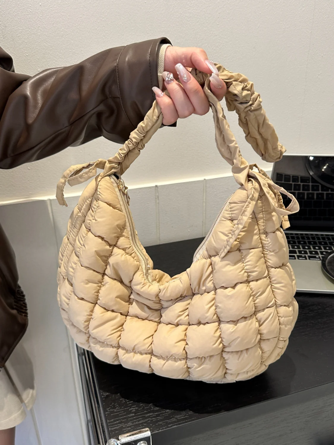 Bubble Texture Ruched Strap Quilted Shoulder Bag - Image 15
