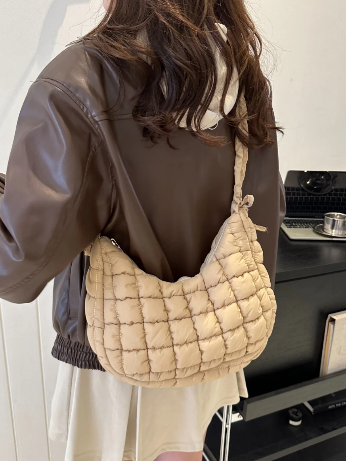 Bubble Texture Ruched Strap Quilted Shoulder Bag - Image 17