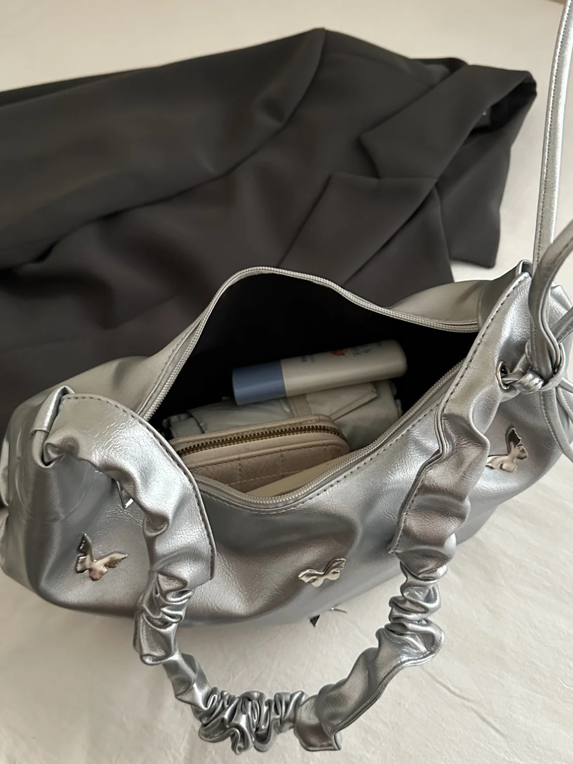 Butterfly Ruched Strap Shoulder Bag - Image 7