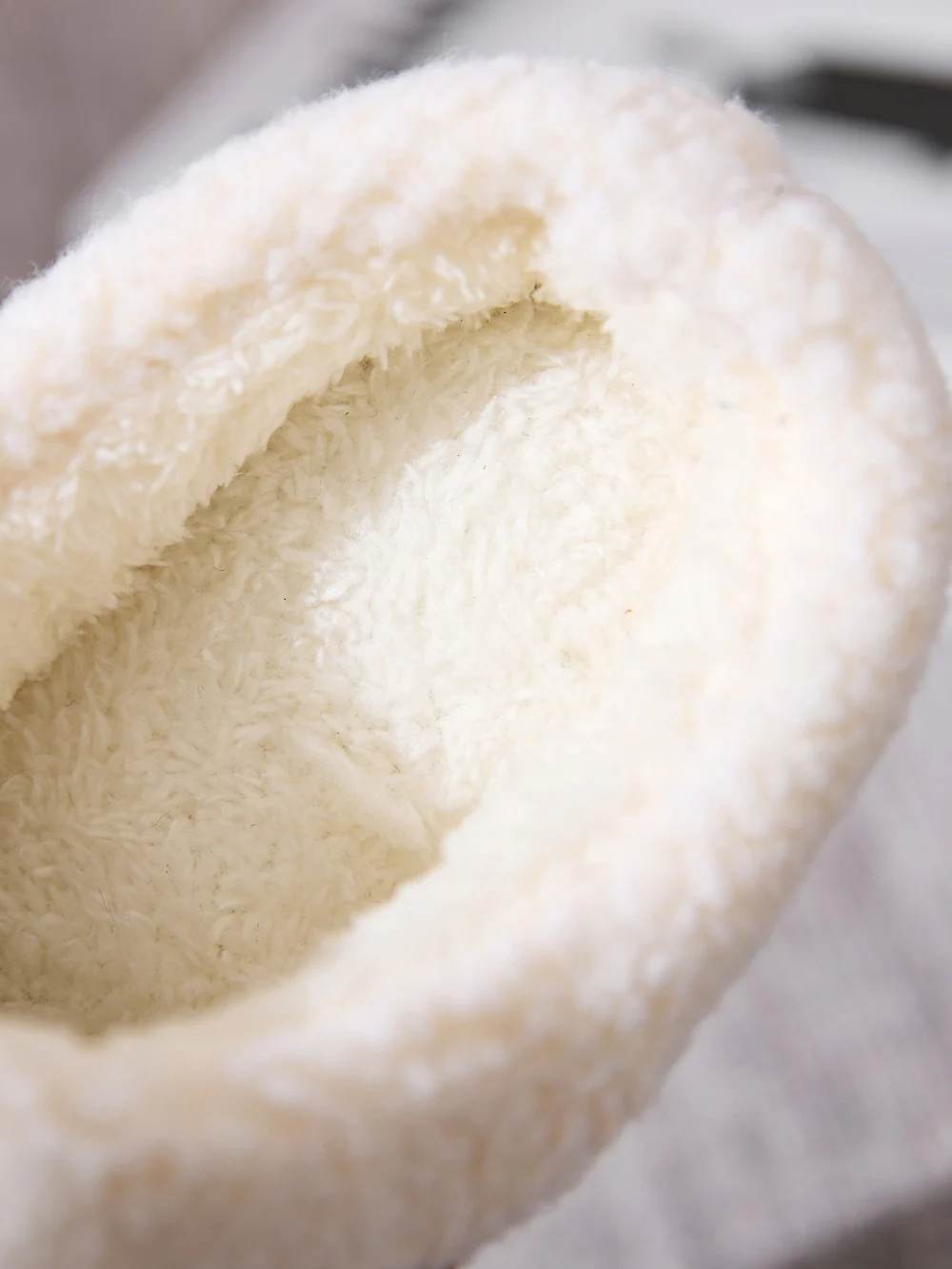 Contrast Round Toe Flat Slippers - Image 11
