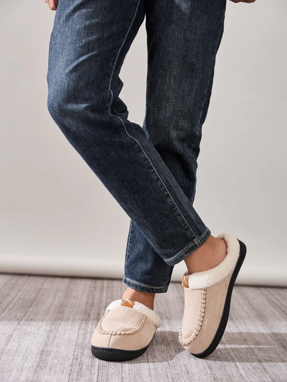 Contrast Round Toe Flat Slippers - Image 13