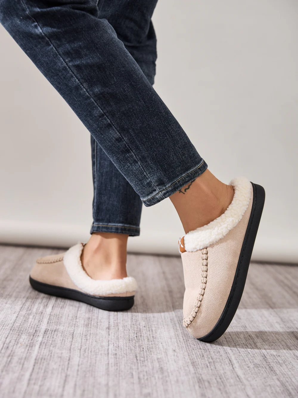 Contrast Round Toe Flat Slippers - Image 15