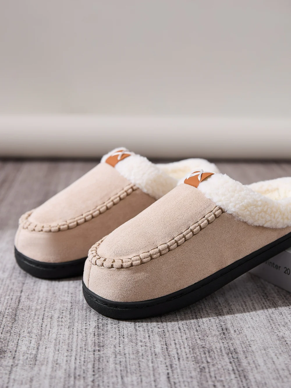 Contrast Round Toe Flat Slippers - Image 16