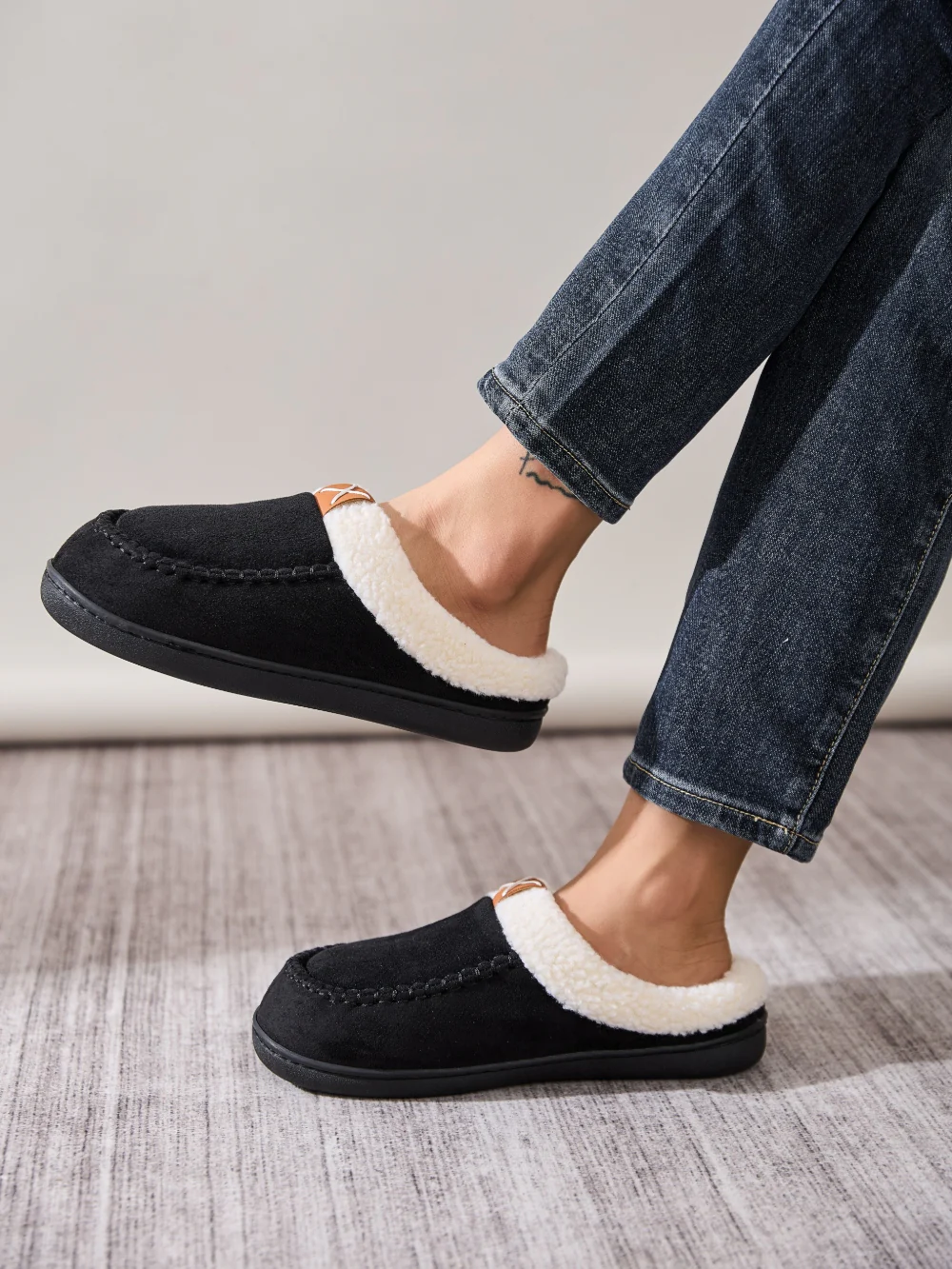 Contrast Round Toe Flat Slippers - Image 18
