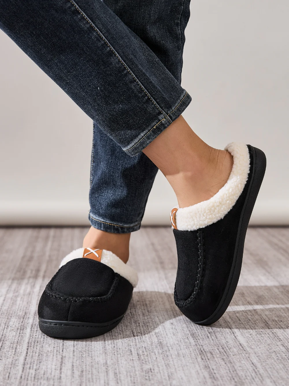 Contrast Round Toe Flat Slippers - Image 19