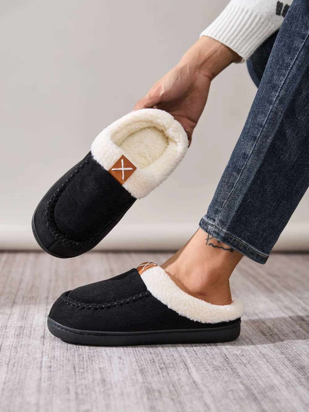 Contrast Round Toe Flat Slippers - Image 20