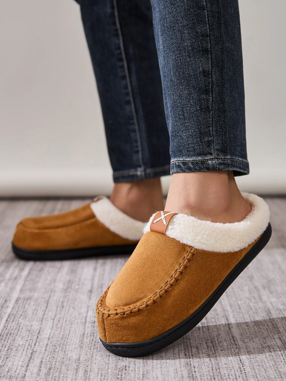 Contrast Round Toe Flat Slippers - Image 3