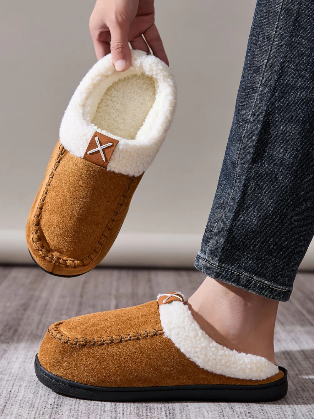 Contrast Round Toe Flat Slippers - Image 4