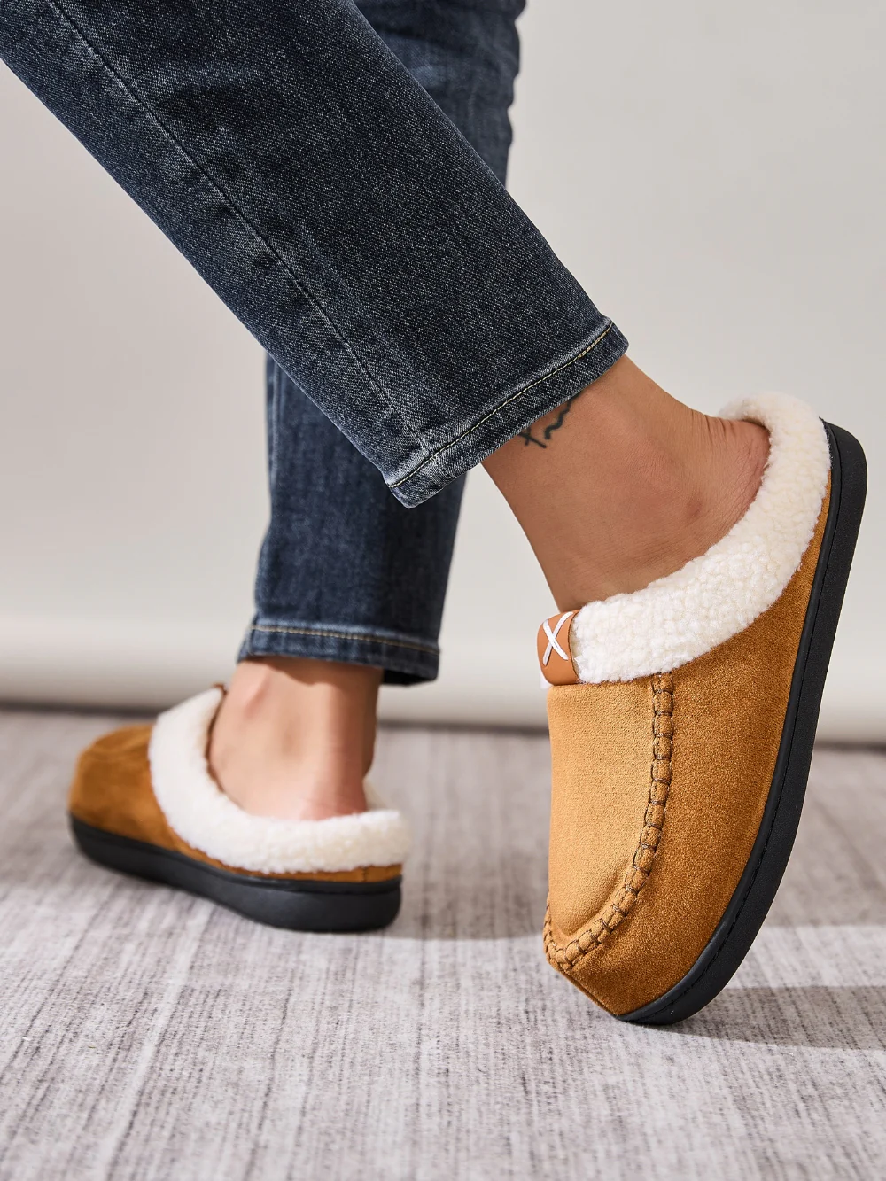 Contrast Round Toe Flat Slippers - Image 6