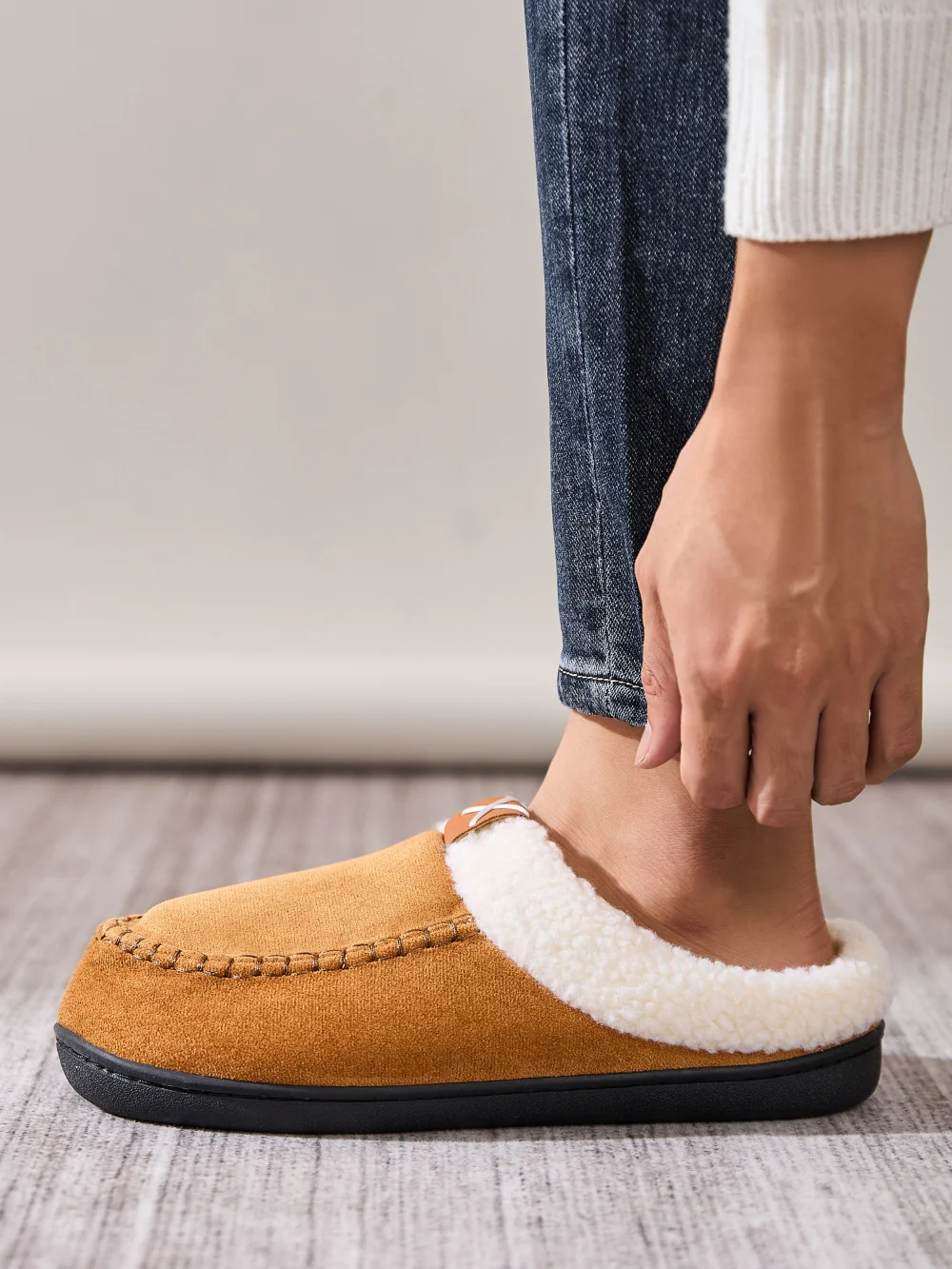 Contrast Round Toe Flat Slippers - Image 7