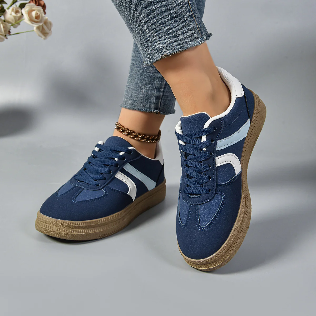 Contrast Round Toe Platform Sneakers - Image 4