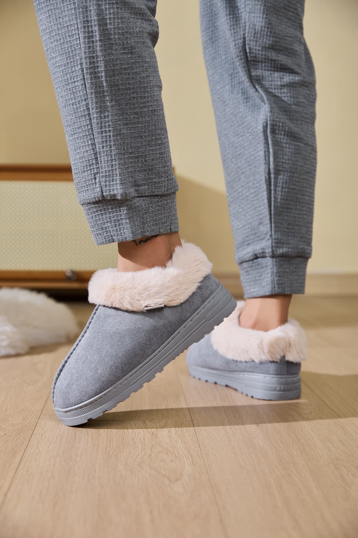 Faux Fur Round Toe Platform Slippers - Image 19