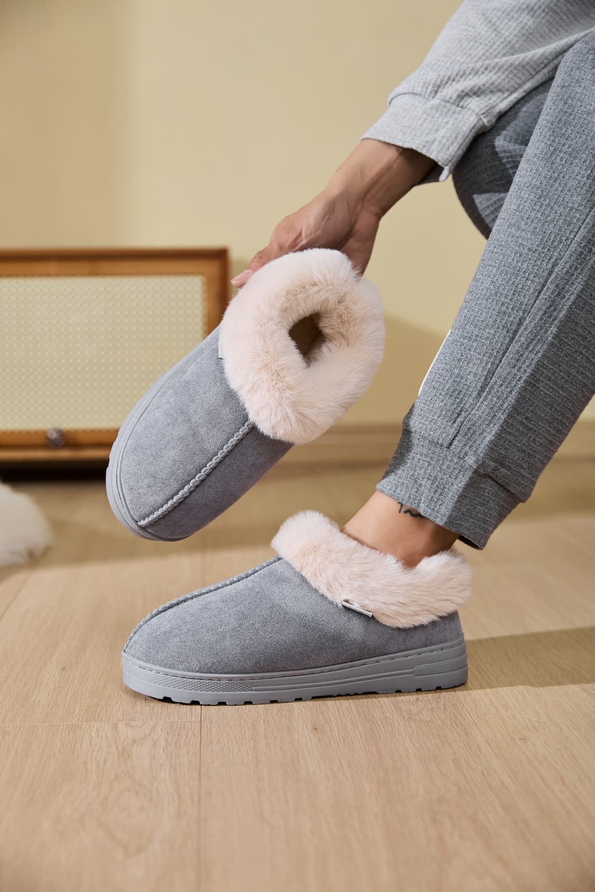 Faux Fur Round Toe Platform Slippers - Image 20