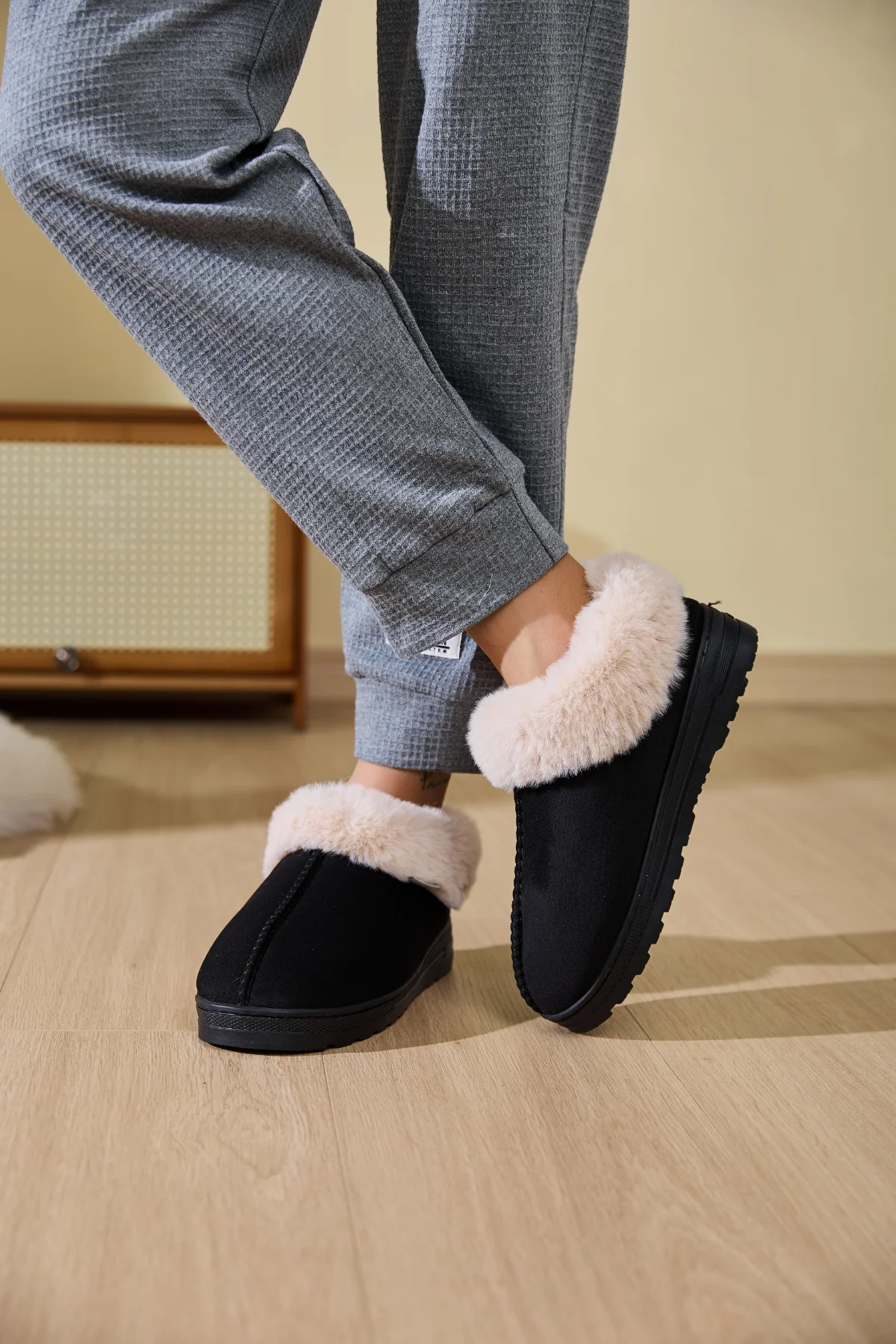 Faux Fur Round Toe Platform Slippers - Image 3