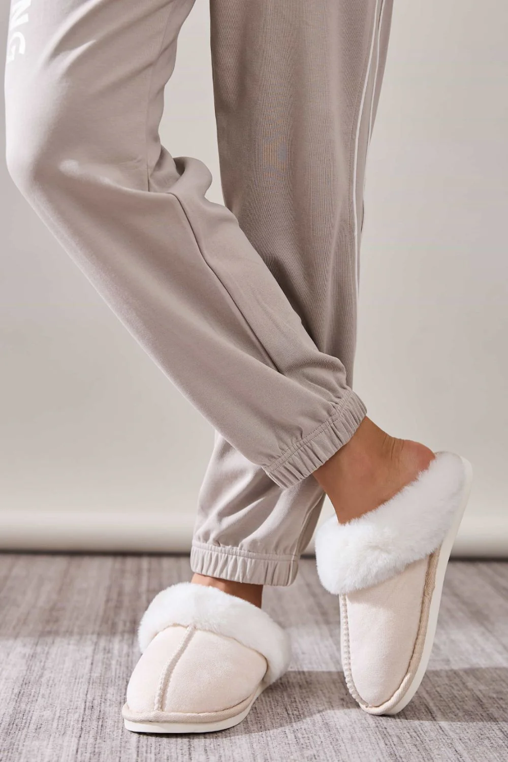 Faux Fur Round Toe Slippers - Image 13