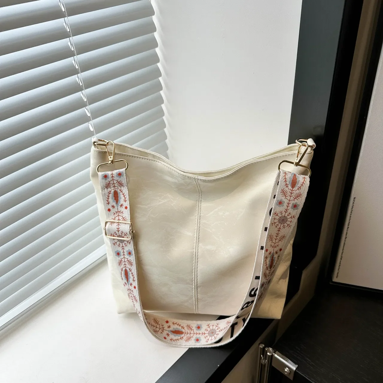 Floral Adjustable Strap Shoulder Bag - Image 5