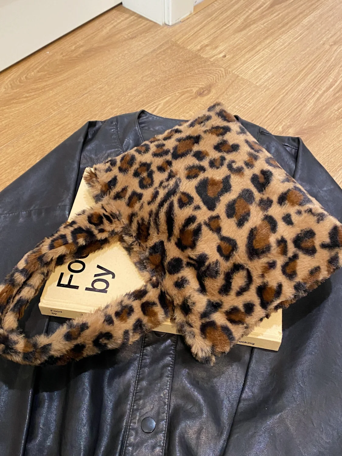 Leopard Fluff Handbag with Zip - Image 4