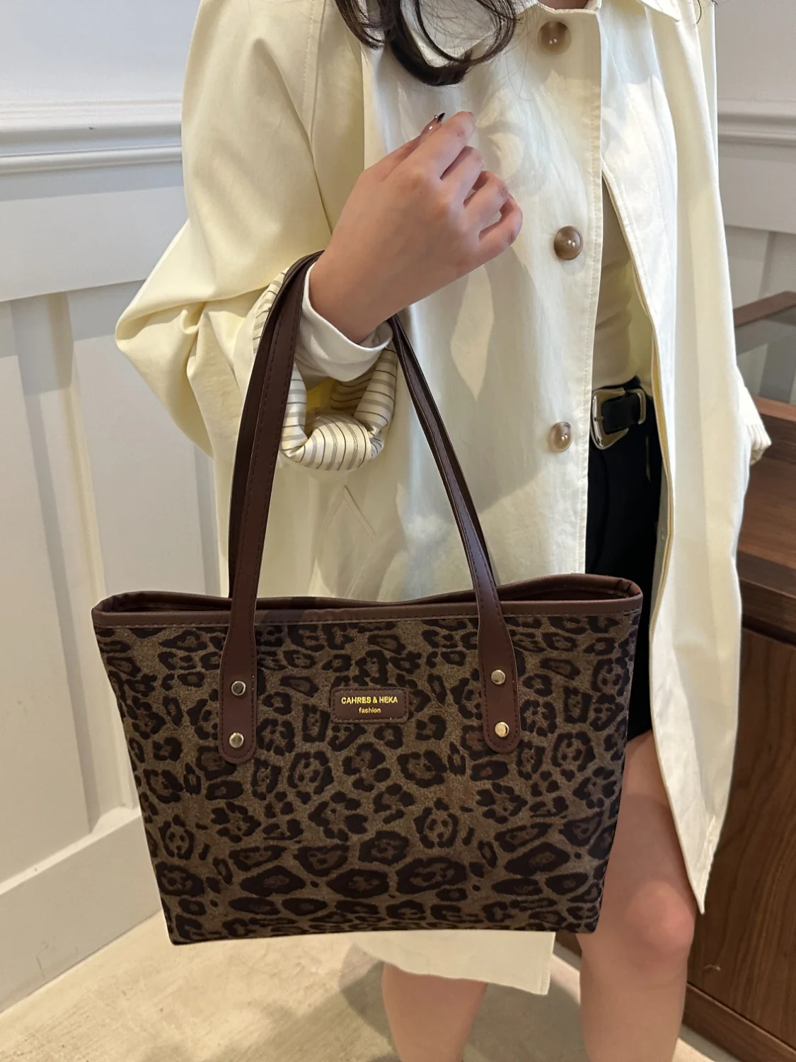 Leopard Polyester Tote Bag - Image 10