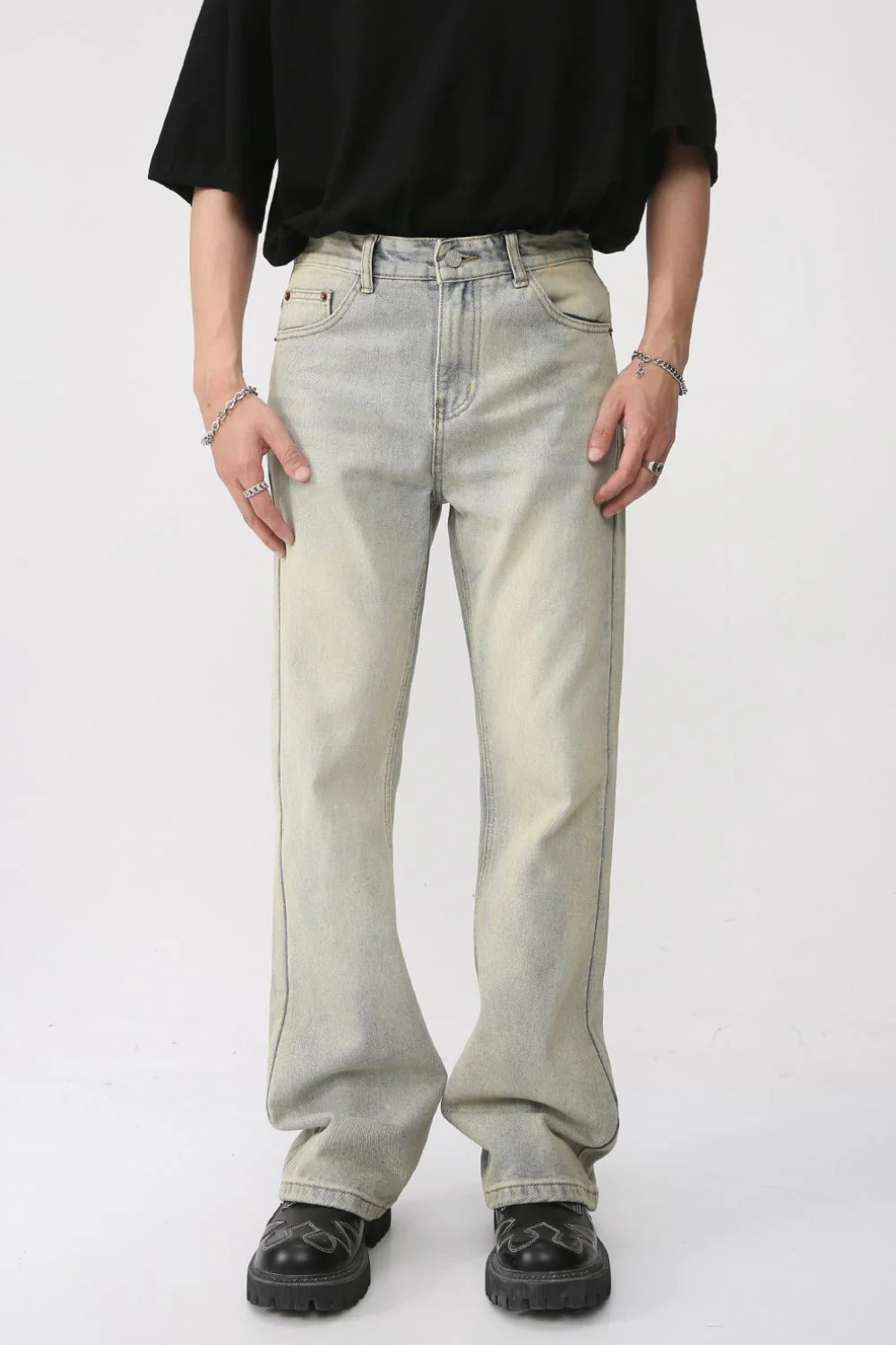 Mid Rise Jeans with Pockets