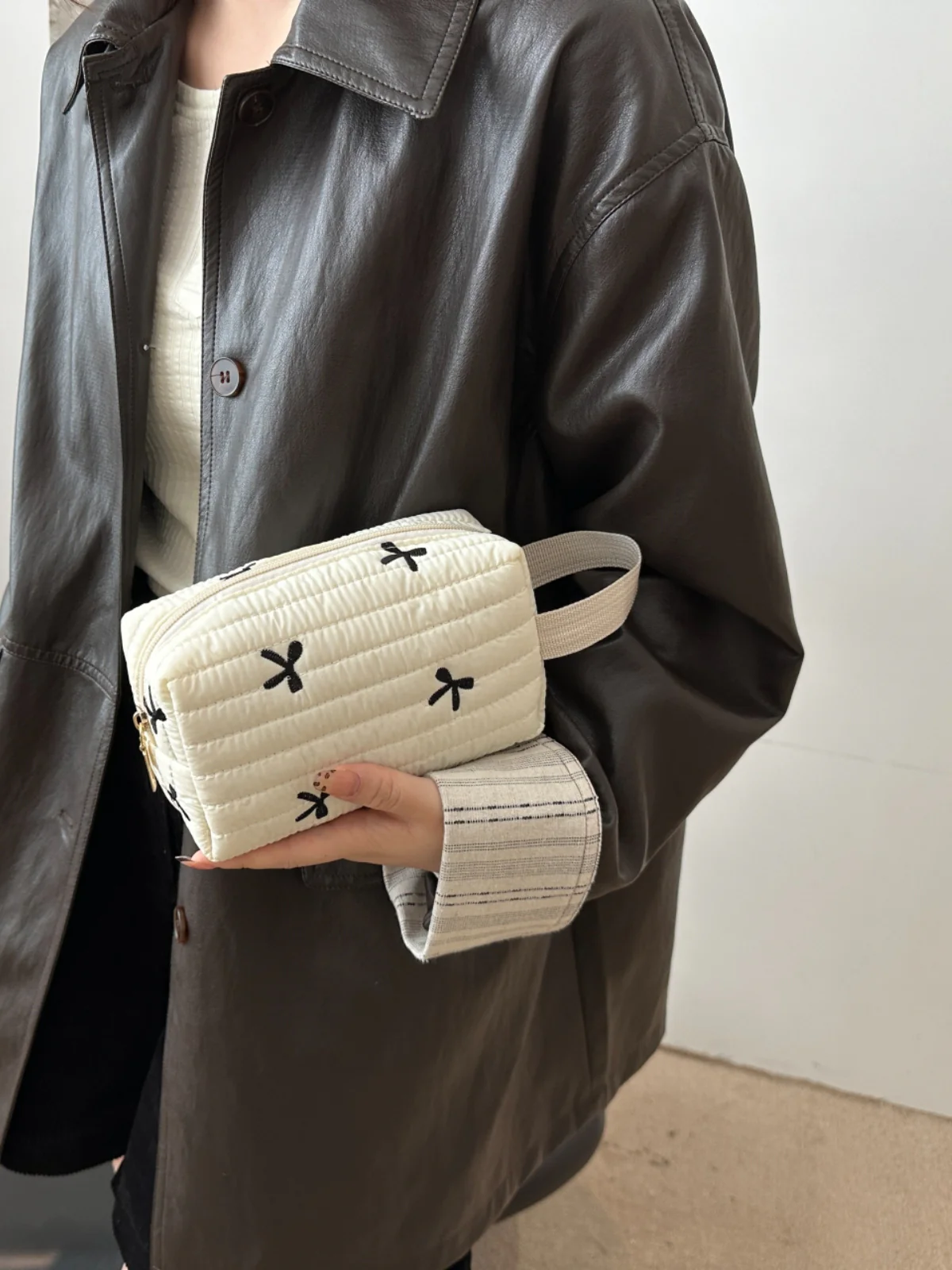 Texture Contrast Bow Wristlet - Image 14