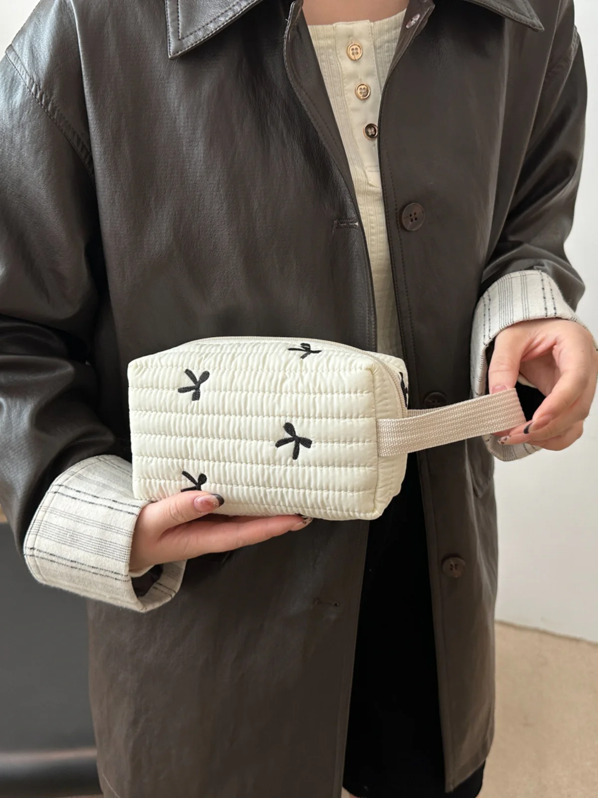 Texture Contrast Bow Wristlet - Image 15