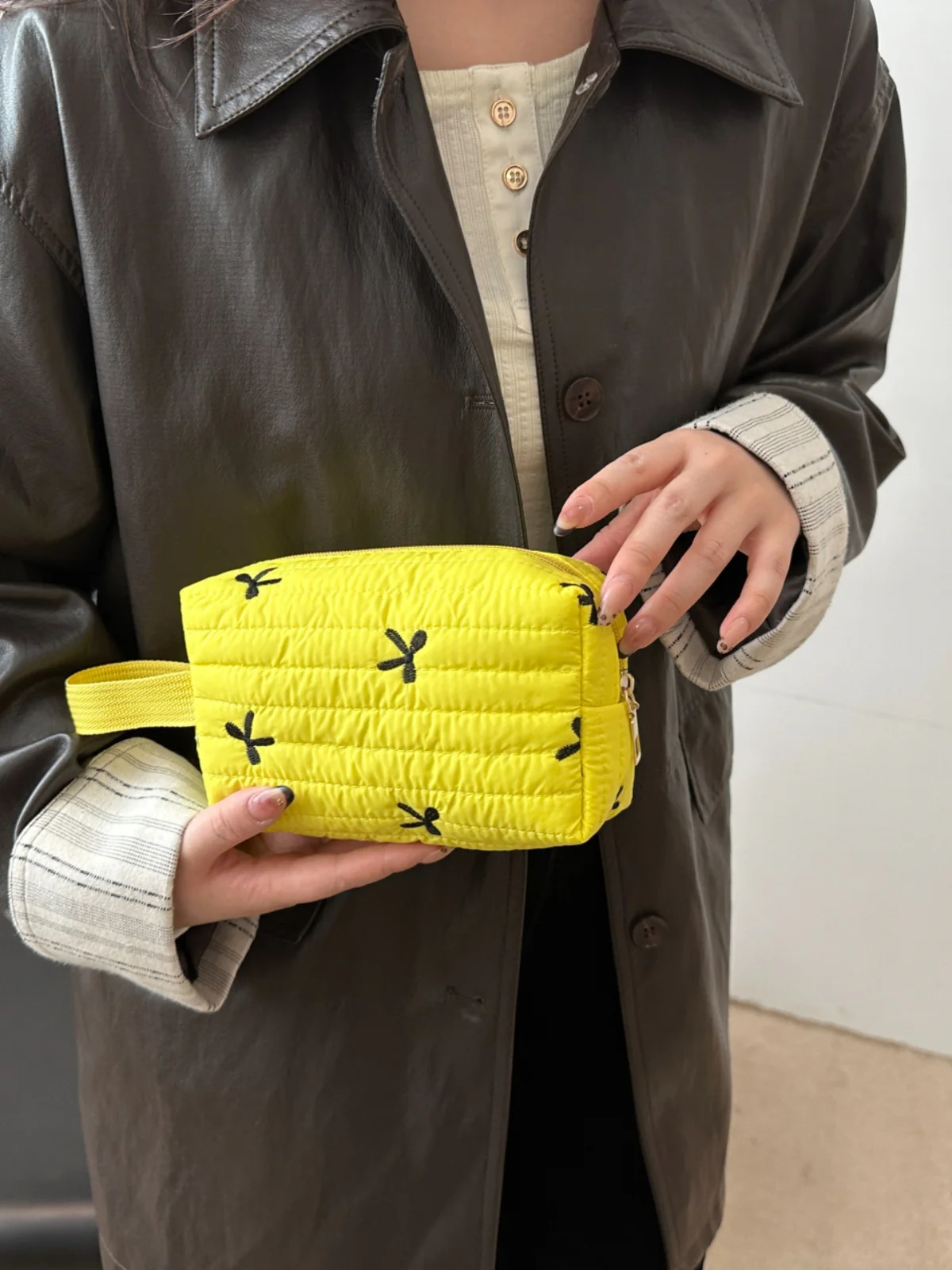 Texture Contrast Bow Wristlet - Image 5