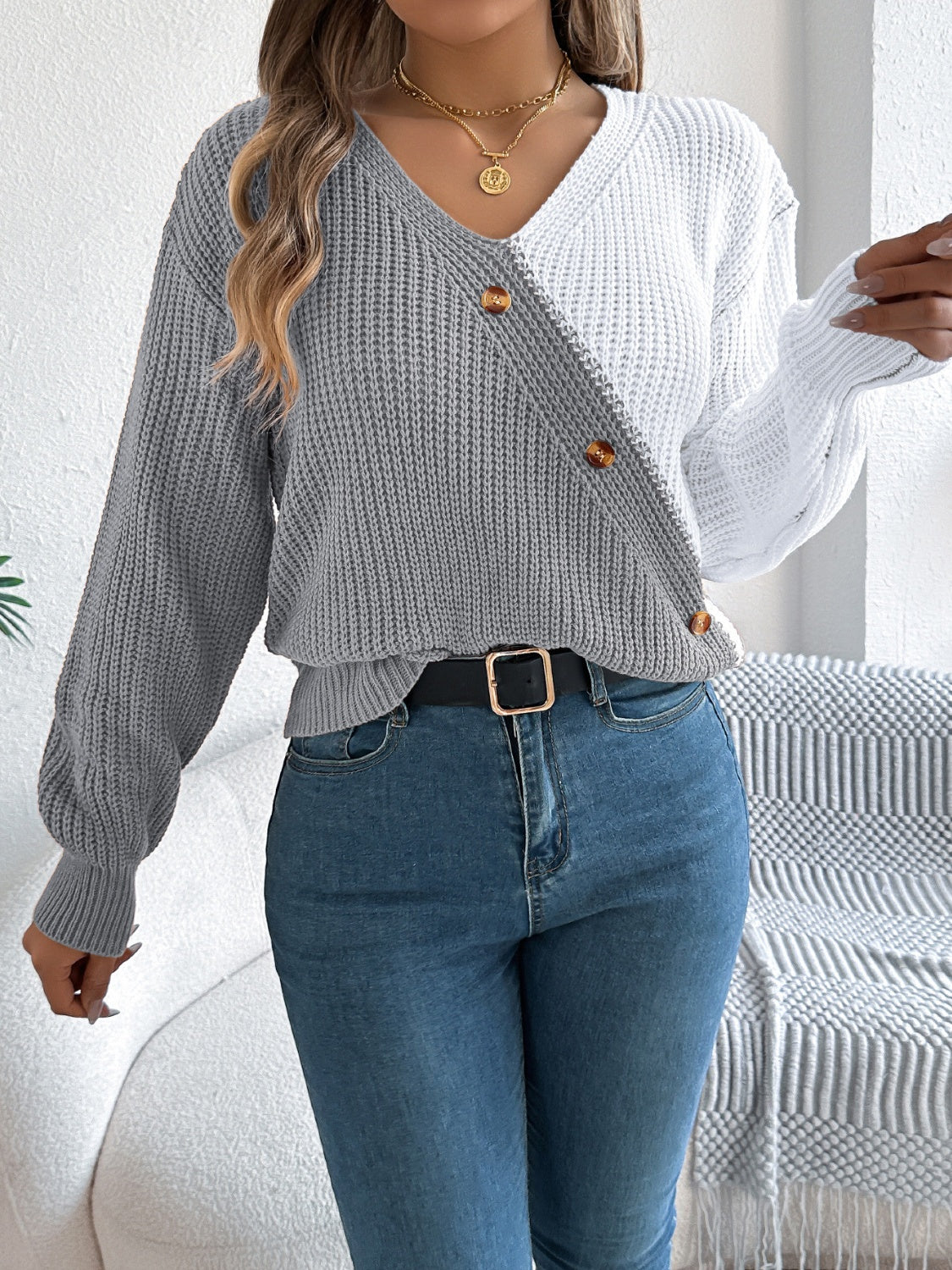 Two-Tone V-Neck Long Sleeve Sweater - Image 13