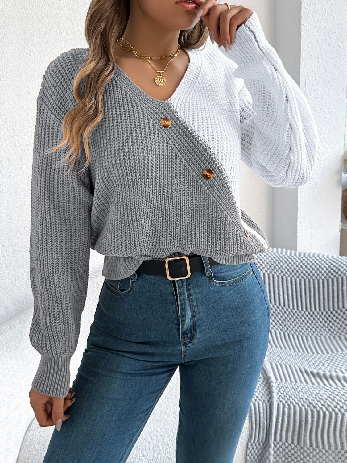 Two-Tone V-Neck Long Sleeve Sweater - Image 15