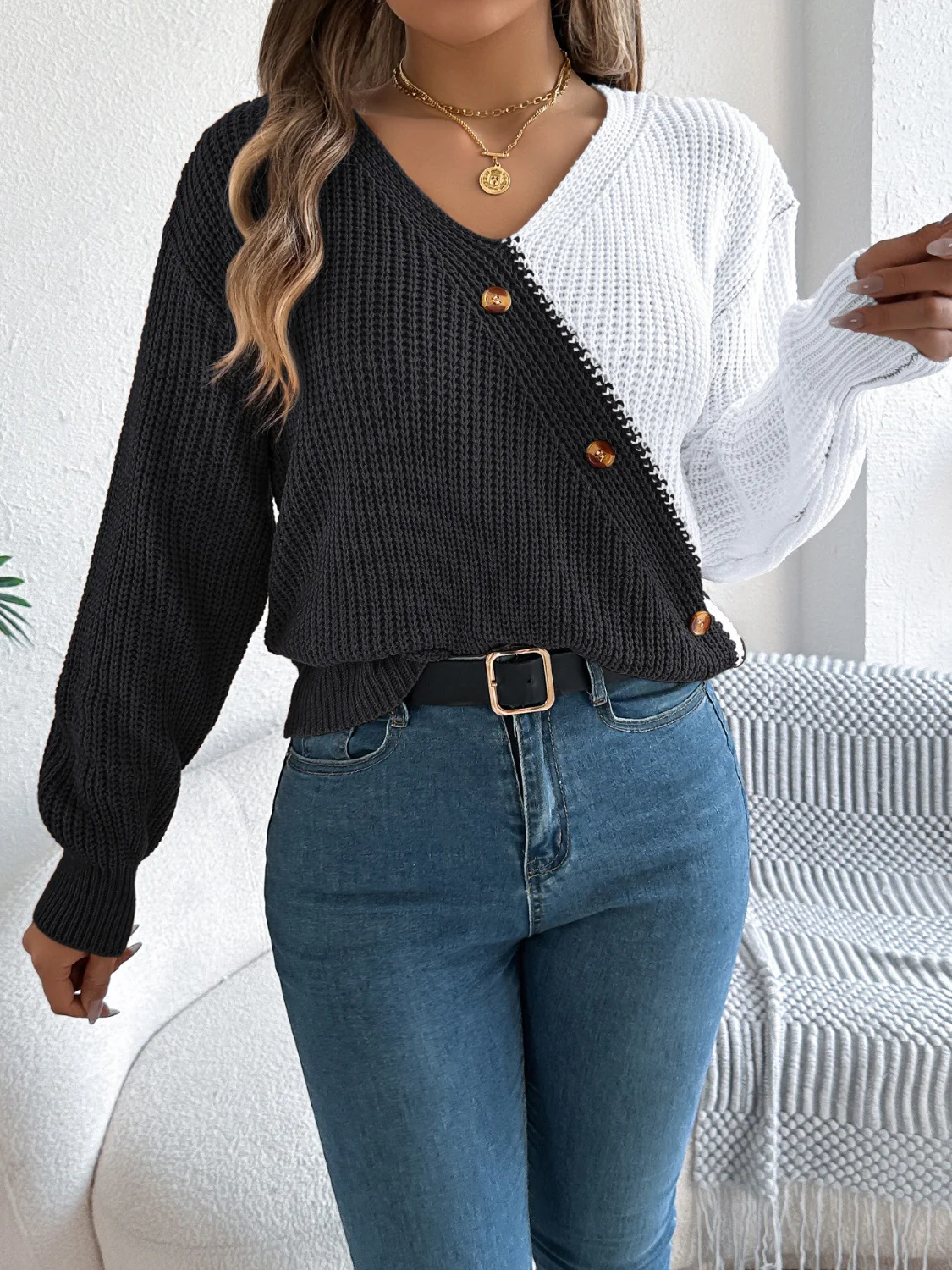 Two-Tone V-Neck Long Sleeve Sweater - Image 7