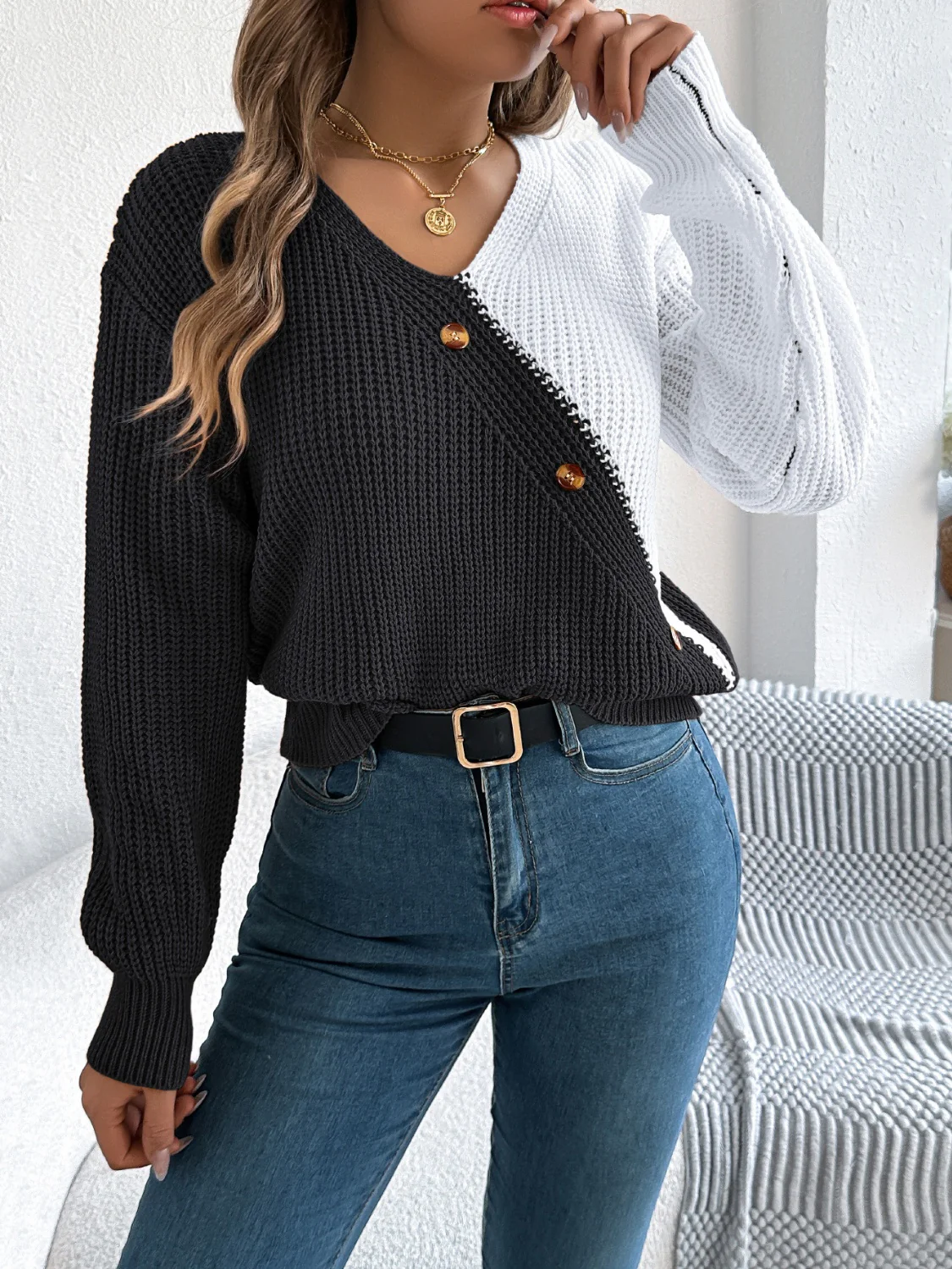 Two-Tone V-Neck Long Sleeve Sweater - Image 8