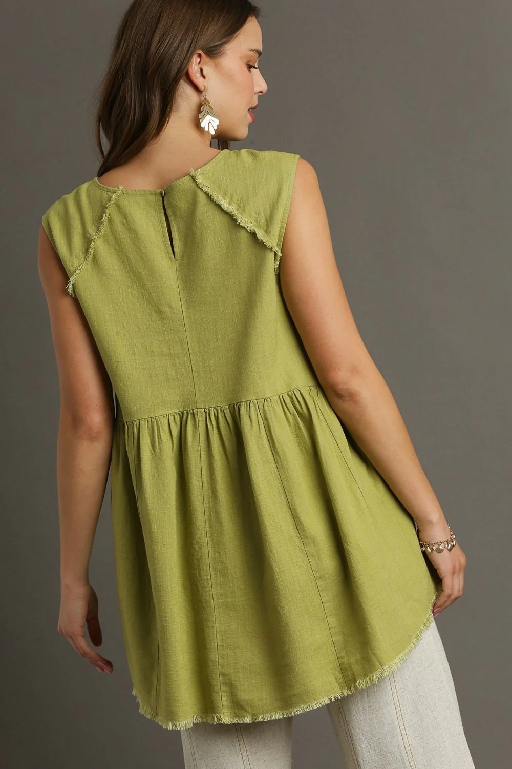 Umgee Full Size Raw Hem Linen Round Neck Sleeveless Top Plus Size - Image 3