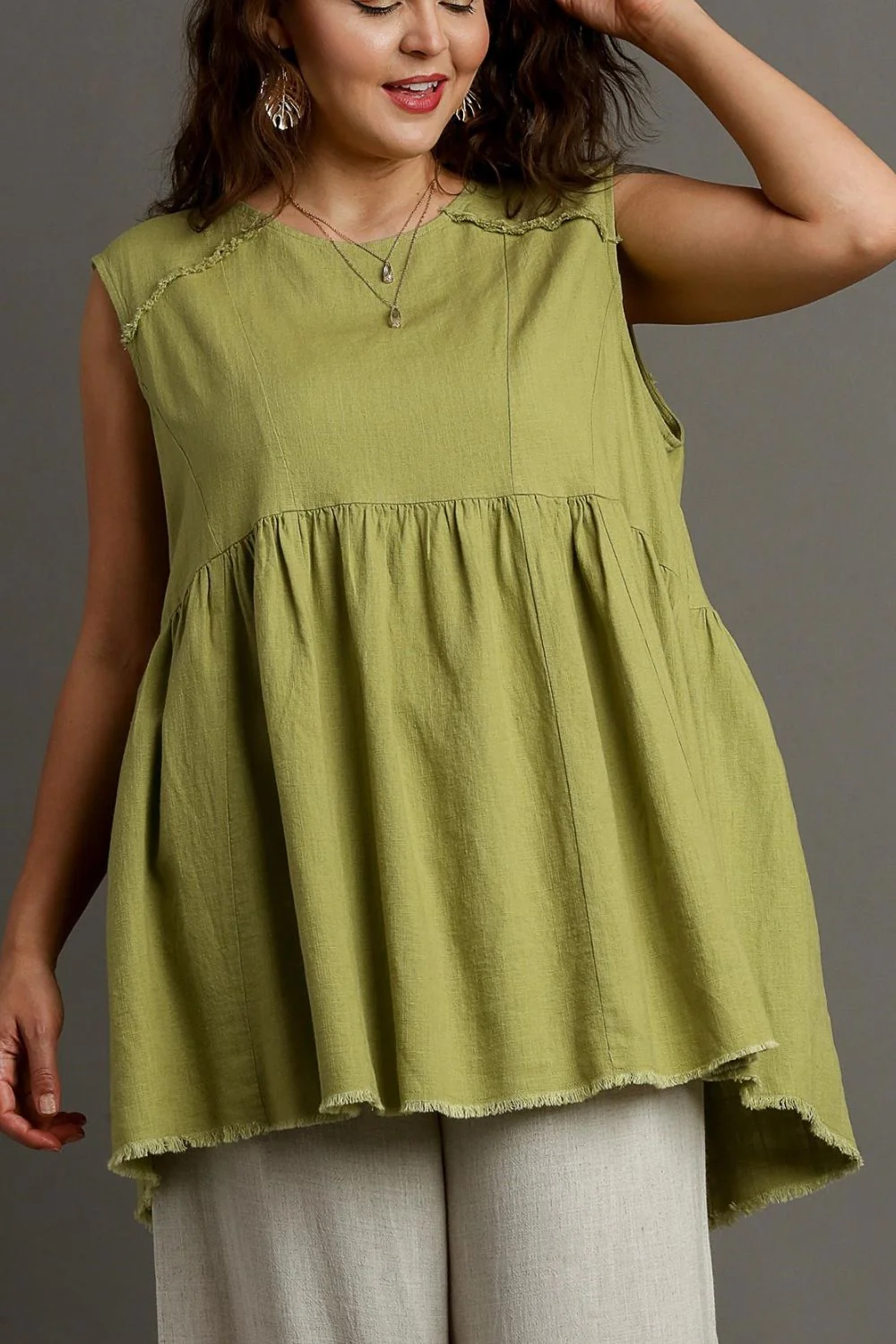 Umgee Full Size Raw Hem Linen Round Neck Sleeveless Top Plus Size - Image 4