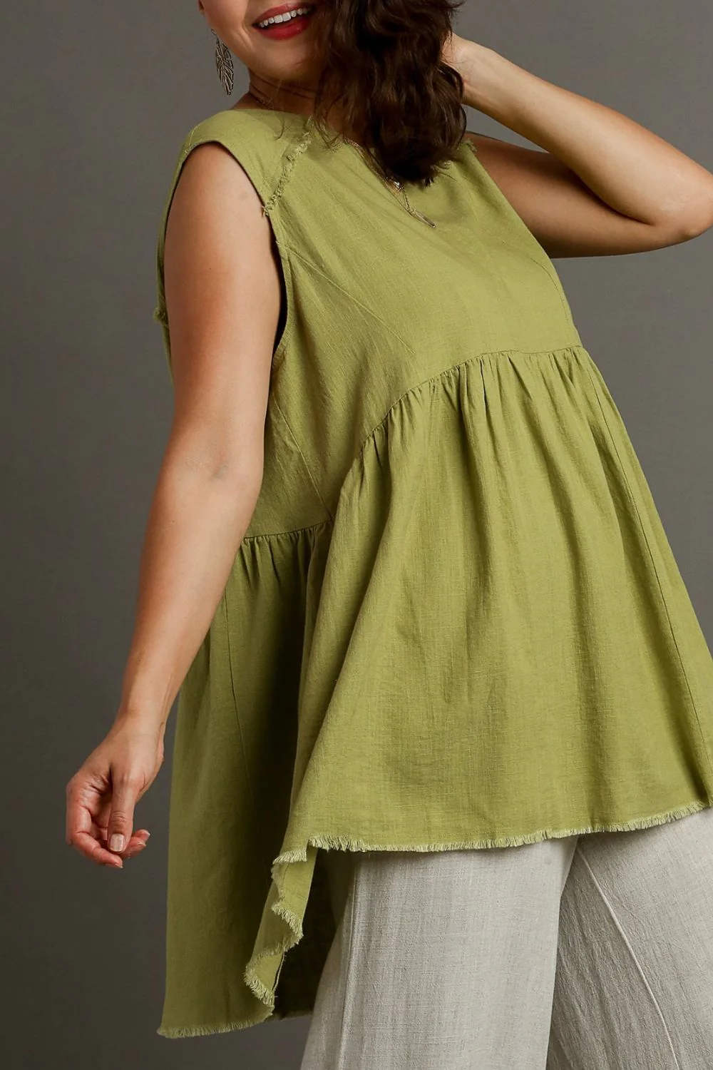 Umgee Full Size Raw Hem Linen Round Neck Sleeveless Top Plus Size - Image 5